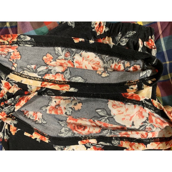 S/M Flared Floral Leggings 🥀 - Picture 4 of 4